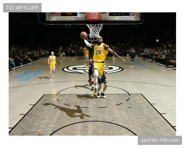 里夫斯转为无球威胁，撕裂防线拉开詹姆斯空位