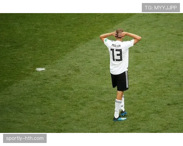 郑钦文球场上像战士，街拍里像走秀主角，我这张卡都想躲起来